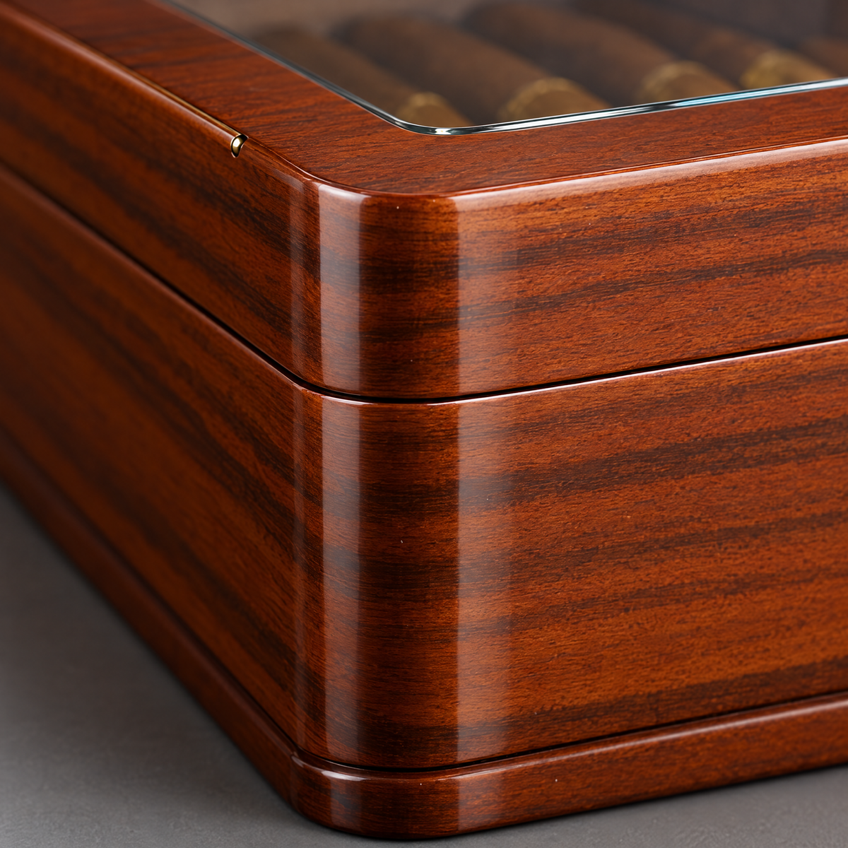 Macro detail of the piano-lacquer corner and glass edge of the Maestro Reserve humidor
