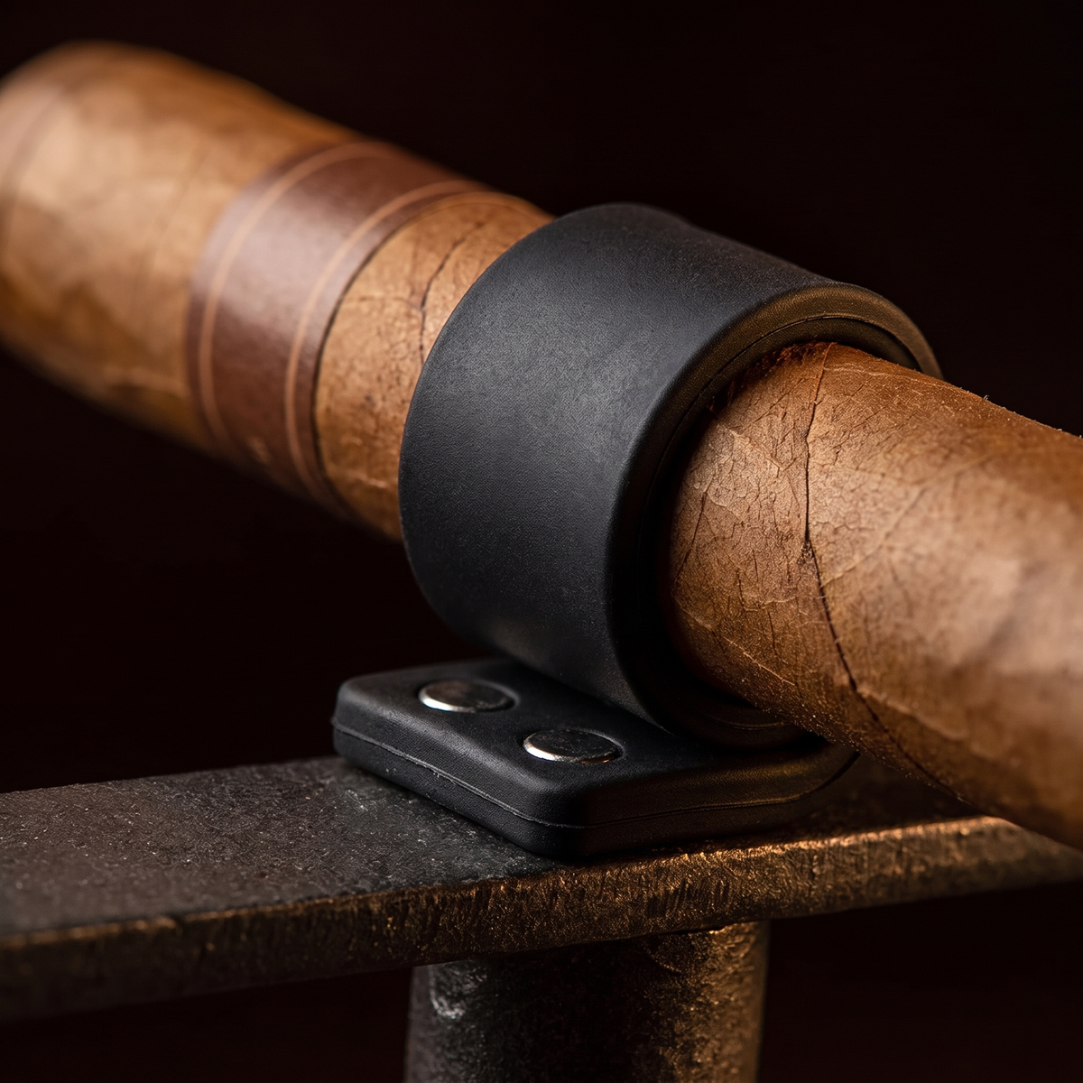 Magnetic Cigar Holder — grip ring and magnetic base detail
