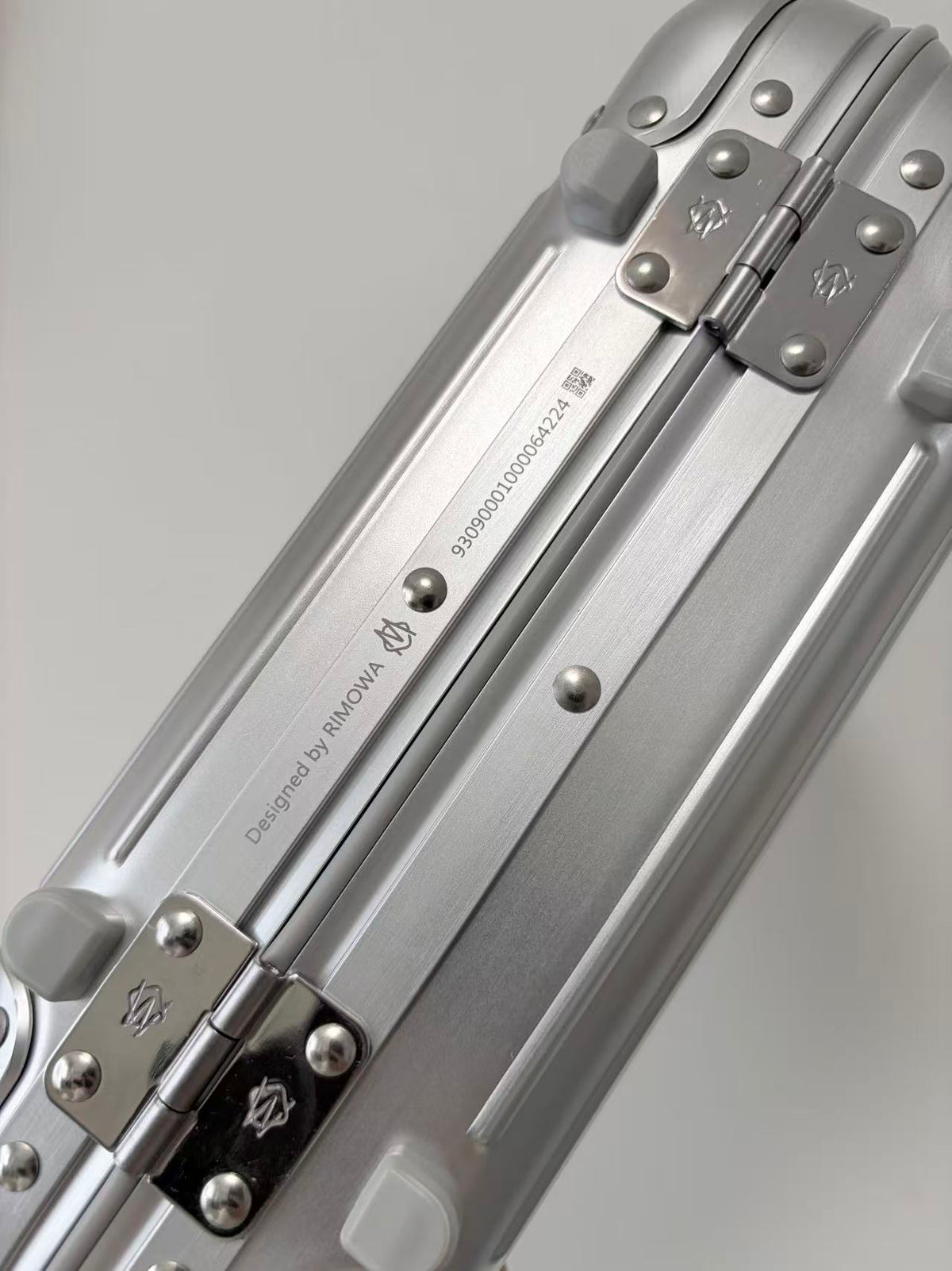 Aluminium Hard-Shell Cigar Travel Case with Shoulder Strap — Vanguard Reserve