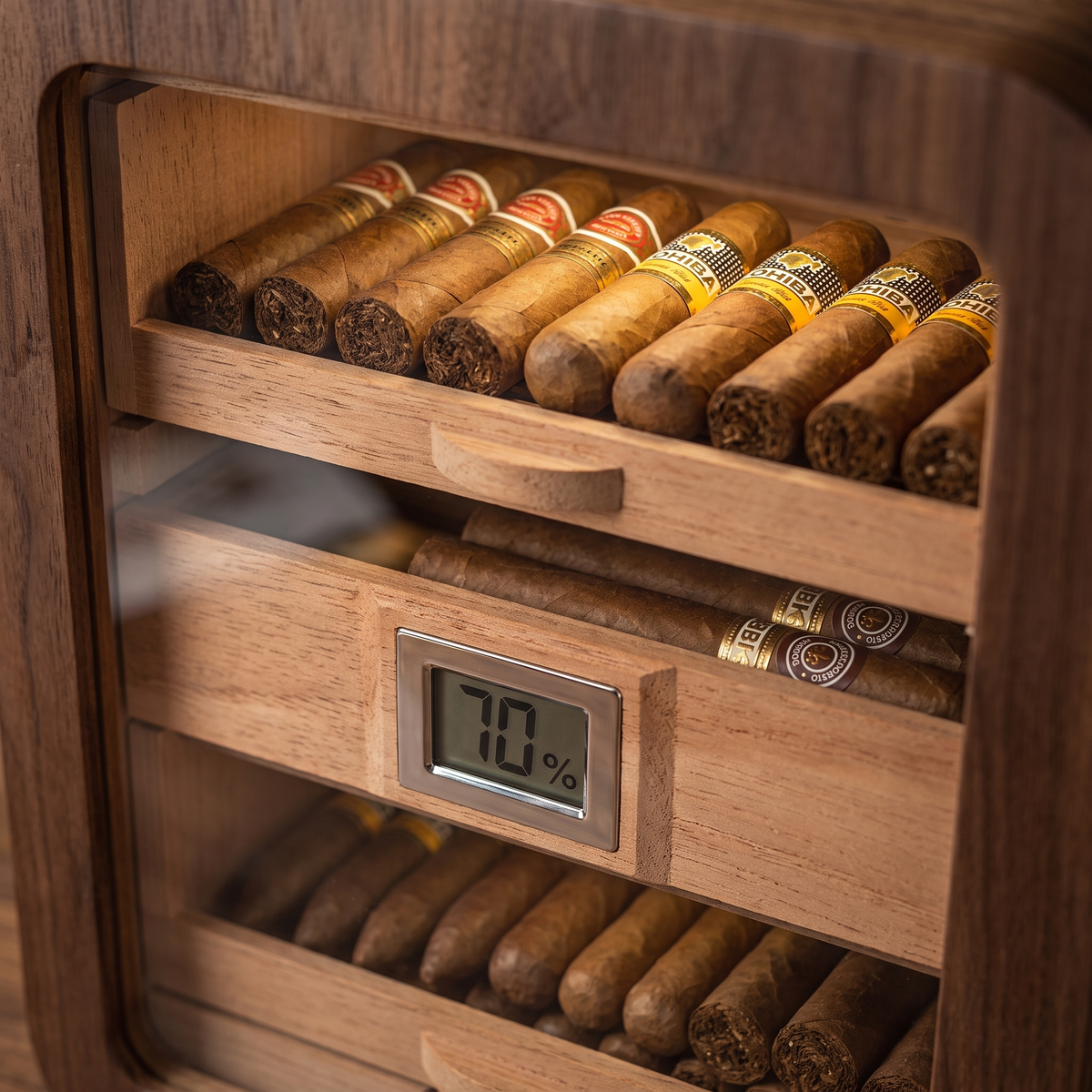 Vitrine Reserve — cedar drawers & 110-cigar capacity