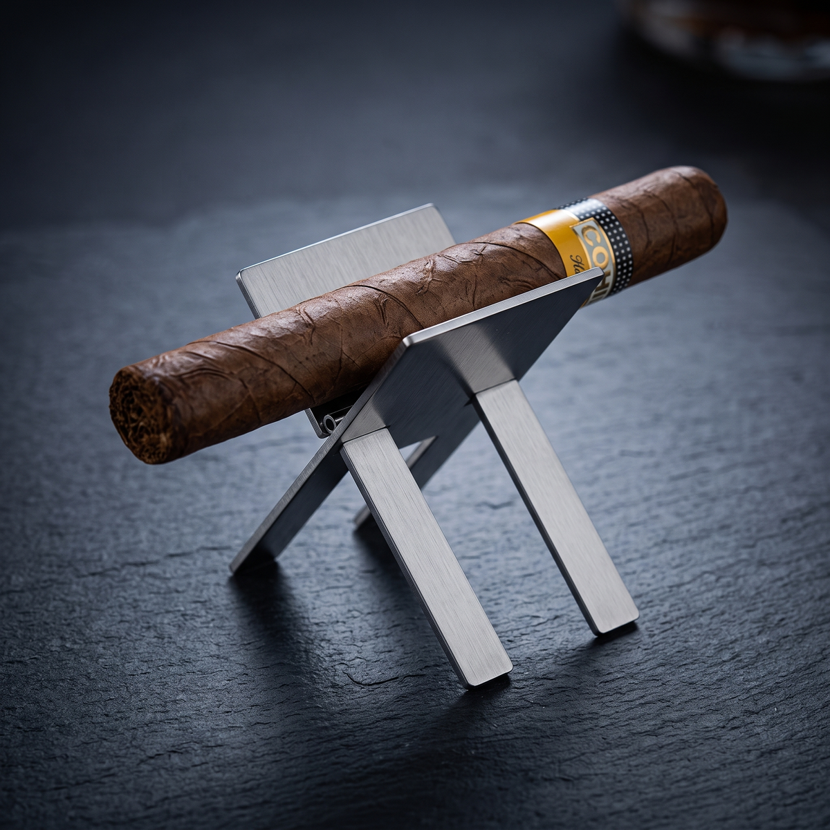 Voyager Reserve — Silver portable cigar stand