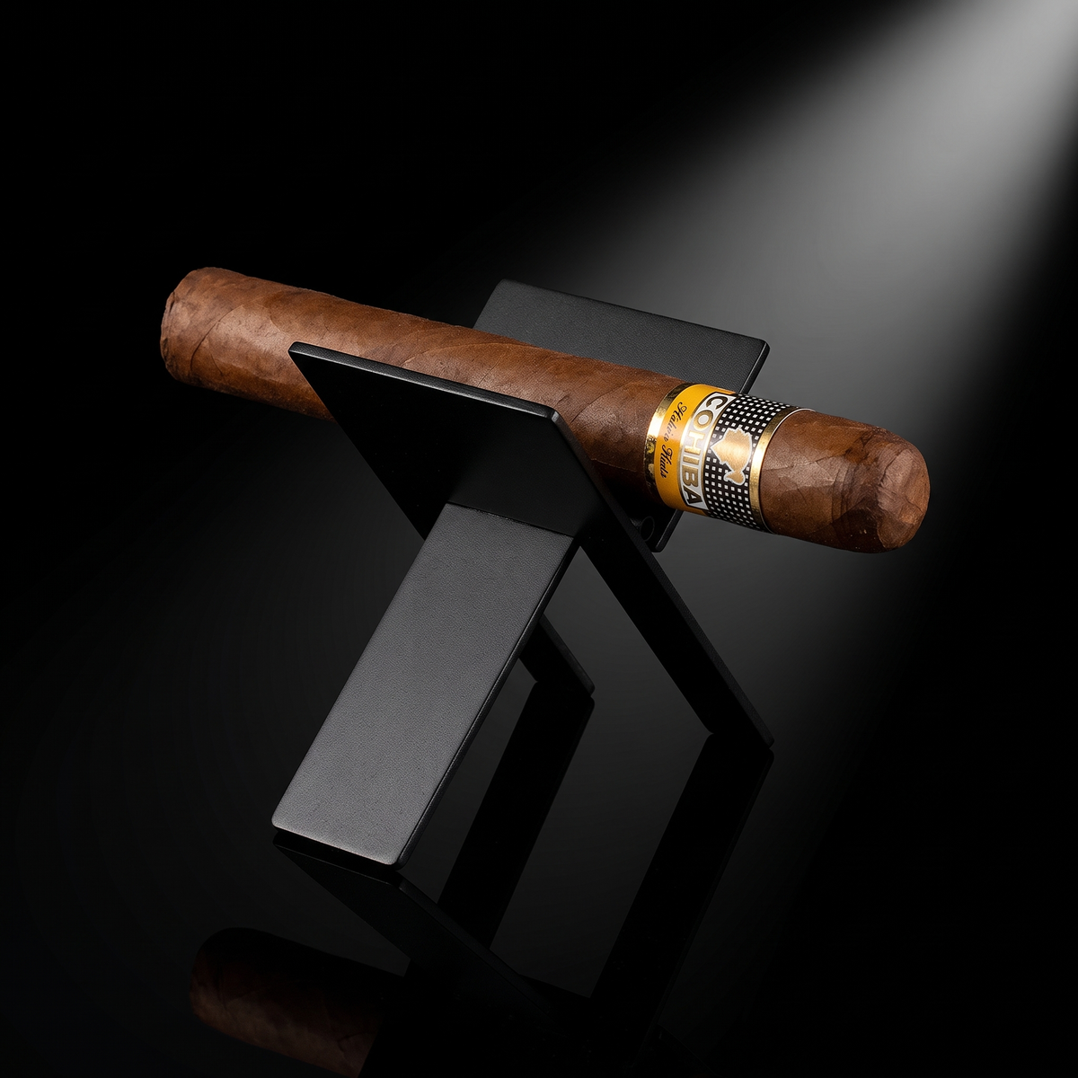 Voyager Reserve — Black portable cigar stand